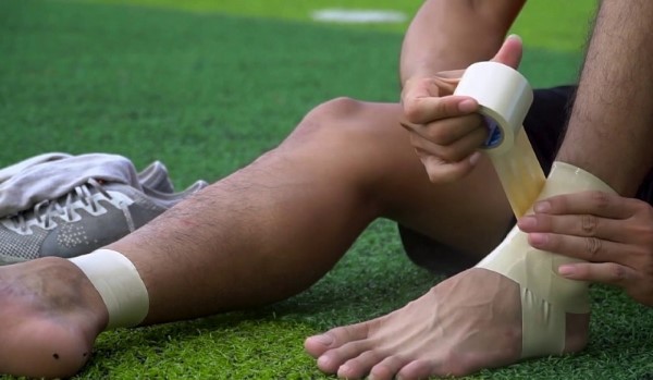 Hướng dẫn cách quấn băng cổ chân đá bóng đơn giản, hiệu quả