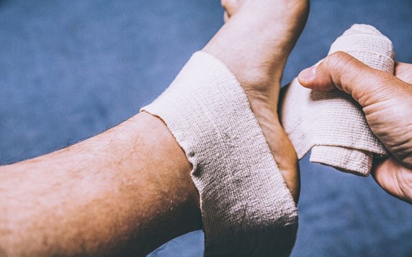 Hướng dẫn cách quấn băng cổ chân đá bóng hiệu quả