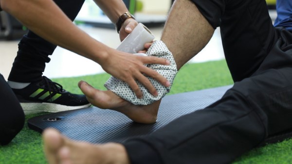 Hướng dẫn cách quấn băng cổ chân đá bóng đơn giản, hiệu quả