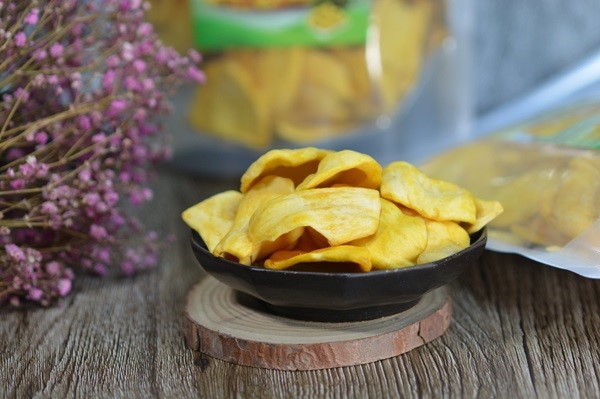 So sánh lượng calo trong mít sấy với các loại snack khác