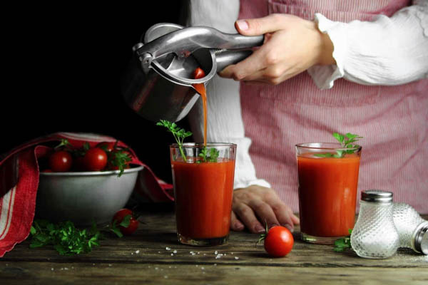 Thực đơn kết hợp nước ép cà chua giúp kiểm soát cân nặng
