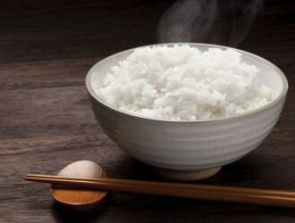 100g cơm trắng cung cấp khoảng 175-180 calo