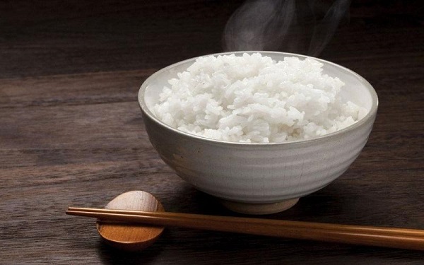 100g cơm trắng cung cấp khoảng 175-180 calo