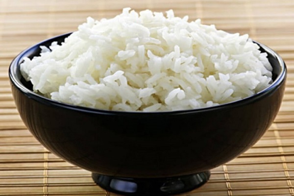 Cơm trắng là nguồn cung cấp carbohydrate chính