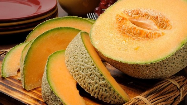 Lượng calo trong 100g dưa vàng dao động trong khoảng từ 15-30 calo