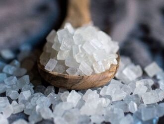 Một muỗng cà phê đường phèn chứa khoảng 15-20 calo