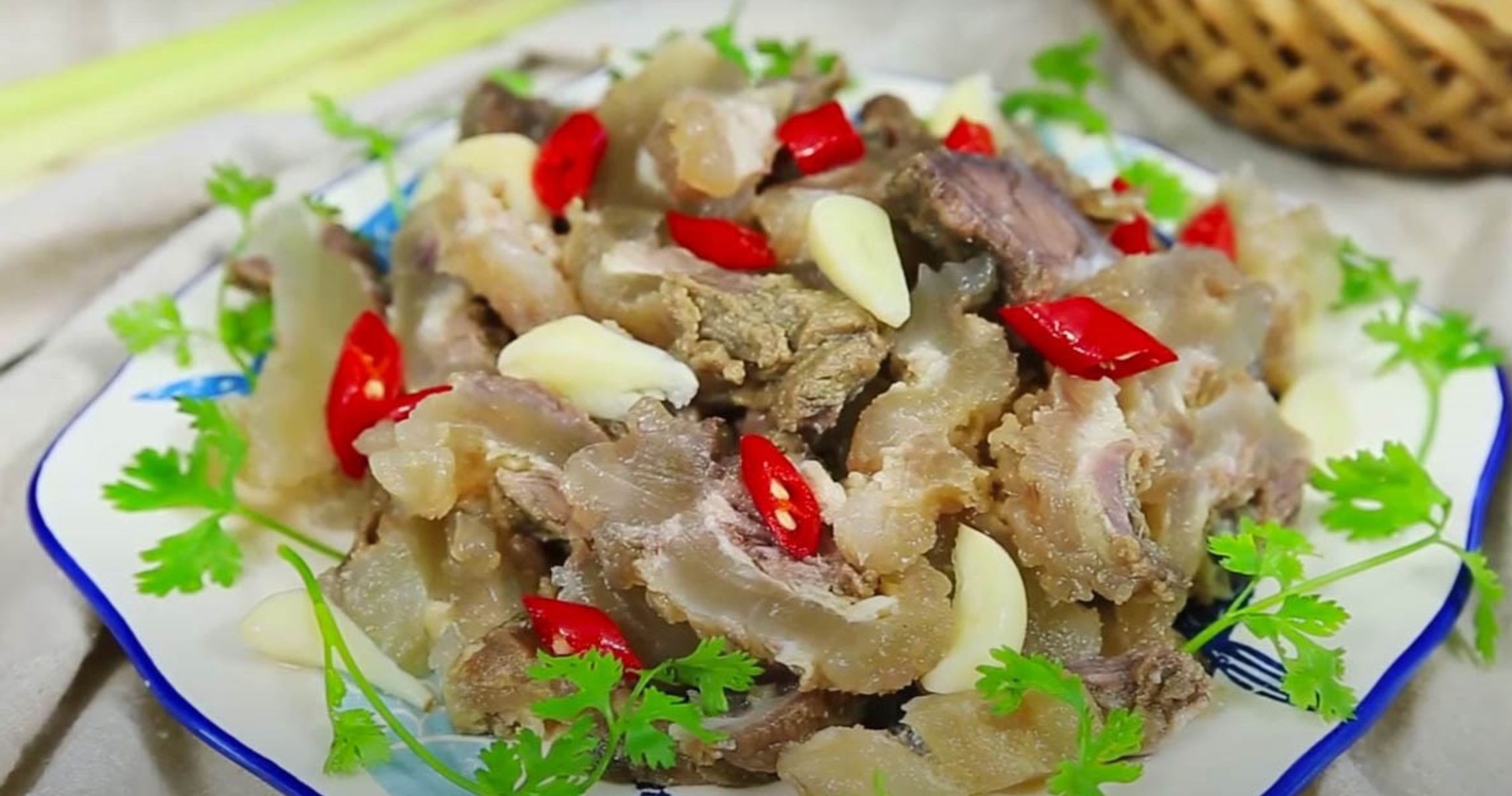100g gân bò chứa bao nhiêu calo?
