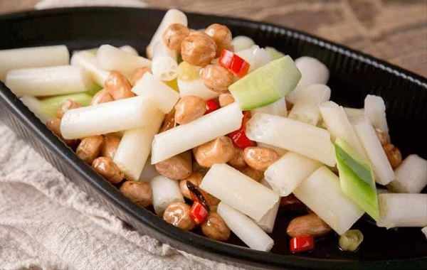 Kết hợp lạc luộc với các loại rau củ quả giàu chất xơ