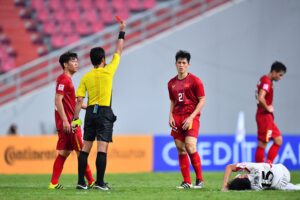 Những thay đổi mới nhất trong luật bóng đá 11 người của FIFA