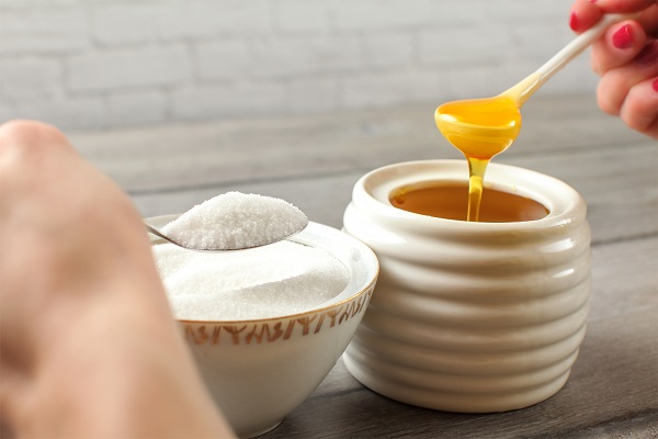 Mật ong và đường trắng có hàm lượng calo tương đối nhau