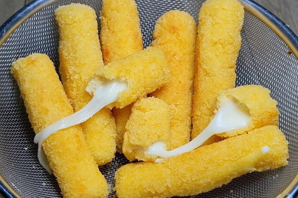 Phô mai que chủ yếu cung cấp năng lượng từ chất béo và carbohydrate