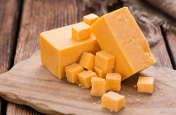 Phô mai cheddar thường có hàm lượng chất béo cao hơn so với mozzarella.