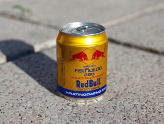 Một lon Red Bull thường chứa khoảng 110 calo