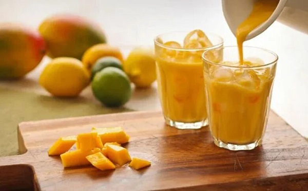 Đường là nguồn cung cấp calo chính trong sinh tố xoài