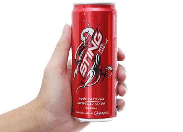Một lon 330 ml Sting dâu sẽ có khoảng 242 calo