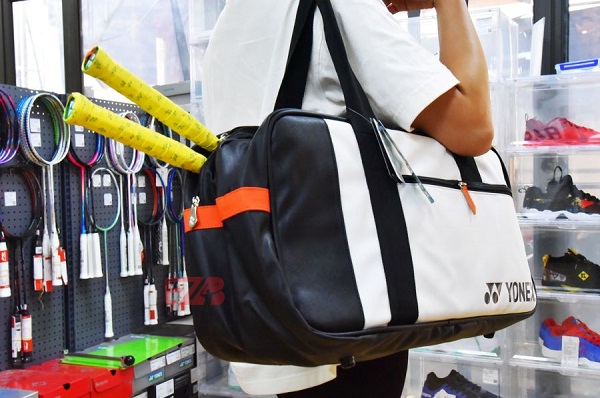 Sắp xếp đồ đạc trong bao vợt một cách khoa học