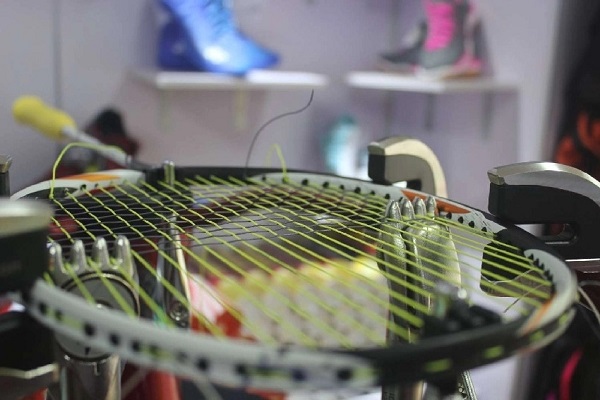 Sửa chữa chuyên nghiệp khung vợt cầu lông bị méo